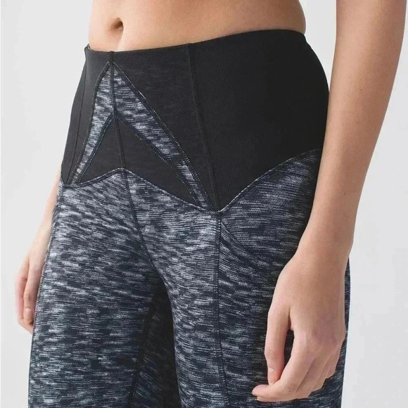 Lululemon Exquisite Crop Dramatic Static White Black / Black 4 - Picture 3 of 8